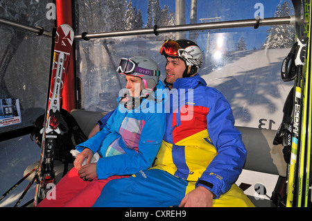 Gli sciatori, seggiovia o funivia Winklmoos-Alm, zona sciistica, regione Chiemgau, Baviera, Germania, Europa Foto Stock