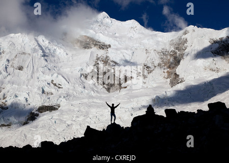 Silhouette di una donna in piedi nella parte anteriore del Nevado Chopicalqui montagna, Cordillera Blanca mountain range, Ande del Perù Foto Stock