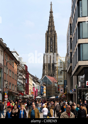 Via dello shopping nel centro città di Ulm, con Ulm Minster nella parte posteriore, Ulm, Baden-Wuerttemberg, Germania, Europa Foto Stock