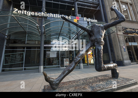 La scultura di fronte al Forum della storia contemporanea, Grimmaische Strasse, Lipsia, Sassonia, Germania, Europa Foto Stock