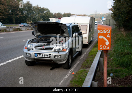 Shogun Mitsubishi auto traino di caravan ripartiti sul disco di spallamento AUTOSTRADA DEL REGNO UNITO Foto Stock