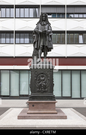 Gottfried Wilhelm Leibniz statua al di fuori dell'università di Lipsia, in Sassonia, Germania, Europa Foto Stock