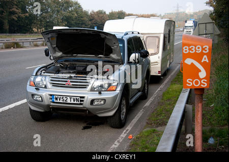 Shogun Mitsubishi auto traino di caravan ripartiti sul disco di spallamento AUTOSTRADA DEL REGNO UNITO Foto Stock