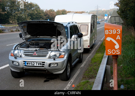 Shogun Mitsubishi auto traino di caravan ripartiti sul disco di spallamento AUTOSTRADA DEL REGNO UNITO Foto Stock