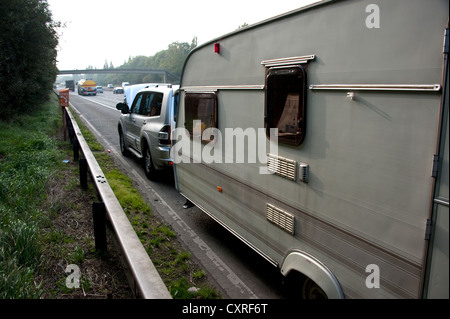 Shogun Mitsubishi auto traino di caravan ripartiti sul disco di spallamento AUTOSTRADA DEL REGNO UNITO Foto Stock