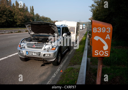 Shogun Mitsubishi auto traino di caravan ripartiti sul disco di spallamento AUTOSTRADA DEL REGNO UNITO Foto Stock