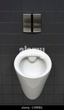 Un orinatoio in uno degli uomini del wc, Olympiahalle multi-purpose arena, Monaco di Baviera, Germania, Europa Foto Stock