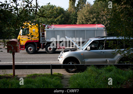 Shogun Mitsubishi auto traino di caravan ripartiti sul disco di spallamento AUTOSTRADA DEL REGNO UNITO Foto Stock