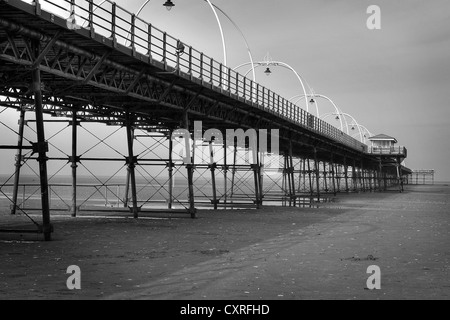 Completamente restaurato southport promenade in riva al mare città costiera Foto Stock