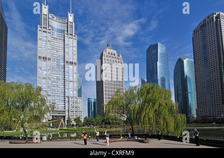 Persone che praticano il Tai Chi nel Parco di Lujiazui, Pudong, Shanghai, Cina e Asia Foto Stock