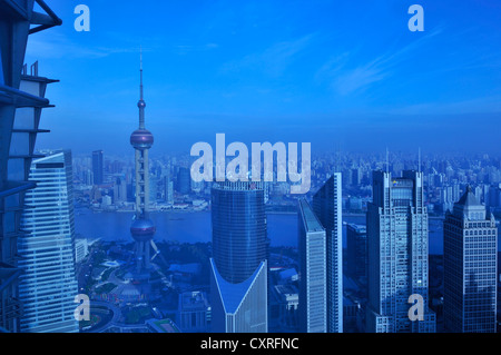 Veduta dello skyline con la Oriental Pearl Tower come visto dal Grand Hyatt Hotel, Pudong, Shanghai, Cina e Asia Foto Stock