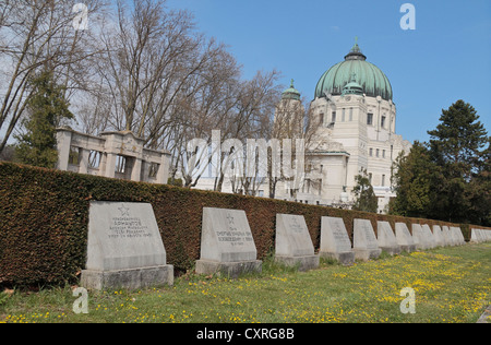 Guerra sovietica graves & il dottor Karl Lueger-Gedächtniskirche nel cimitero Zentralfriedhof, Simmering, Vienna, Austria. Foto Stock