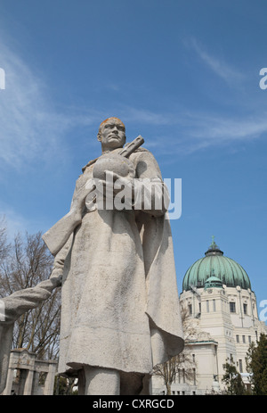 Statua nella guerra sovietica tombe area del cimitero Zentralfriedhof, Simmering, Vienna, Austria. Foto Stock