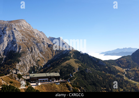 Vista di una valle misty come visto dal Monte Jenner, distretto di Berchtesgadener Land, Alta Baviera, Baviera, Germania, Europa Foto Stock