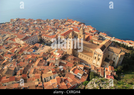 Vista dalla Rocca di Cefalù che si affaccia sul centro storico di Cefalù, Sicilia, Italia, Europa Foto Stock