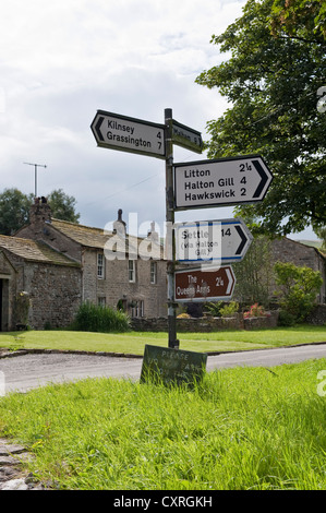 Villaggio Arncliffe e segnaletica, REGNO UNITO Foto Stock