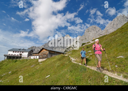 Gli escursionisti ascendente, discesa su Klamml alla capanna Gruttenhuette, Mt Ellmauer Halt, Wilder Kaiser massiccio, Tirolo, Austria, Europa Foto Stock