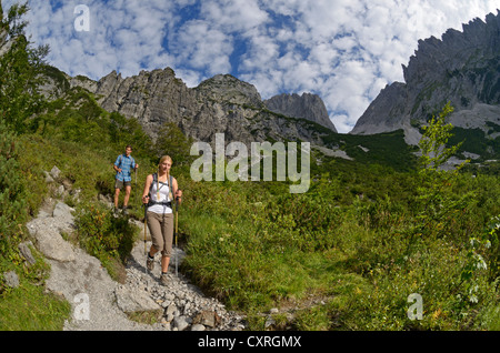 Gli escursionisti scendendo dalla capanna Gruttenhuette, Mt Karlspitze, Ellmauer Tor sella, Wilder Kaiser massiccio, Tirolo, Austria, Europa Foto Stock