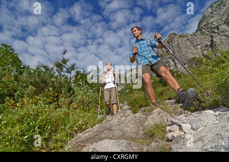 Gli escursionisti scendendo dalla capanna Gruttenhuette, Mt Karlspitze, Ellmauer Tor sella, Wilder Kaiser massiccio, Tirolo, Austria, Europa Foto Stock