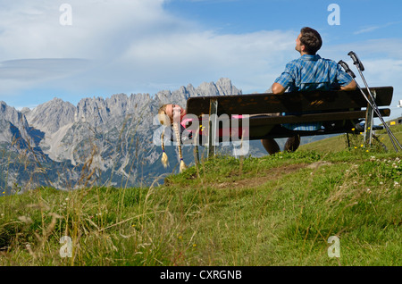 Escursionista prendendo una pausa sul Mt Hartkaiser con vista del Wilder Kaiser massiccio, Tirolo, Austria, Europa Foto Stock