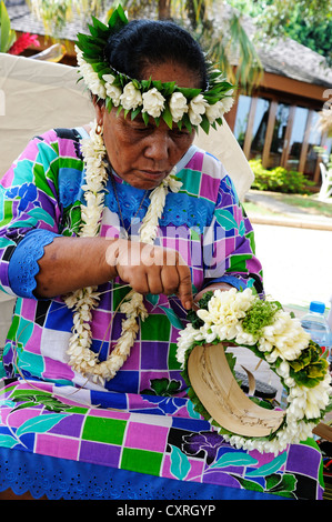 Il tahitiano donna a lei, ghirlanda floreale vincolanti in materia di concorrenza, Papeete, Tahiti, Isole della Società, Polinesia francese, Oceano Pacifico Foto Stock