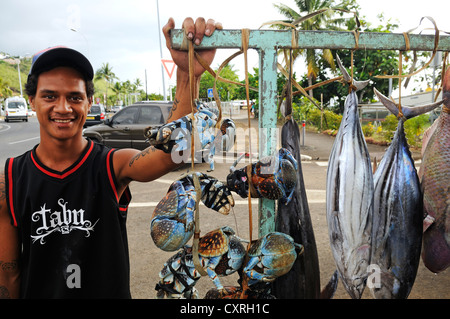 Pescatore di cattura di vendita per strada, Papeete, Tahiti, Isole della Società, Polinesia francese, Oceano Pacifico Foto Stock