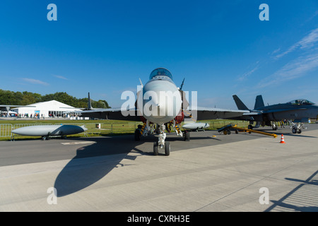 American carrier-based caccia bombardiere e attaccare gli aeromobili McDonnell Douglas F/A-18 Hornet Foto Stock