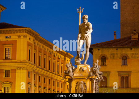 Statua del Nettuno di notte Piazza Nettuno Bologna Emilia Romagna Italia Foto Stock