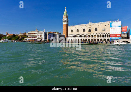 Vista della Piazza San Marco, Piazza San Marco, da the Waterside con il Campanile ed il Palazzo Ducale Venezia, Venezia Foto Stock