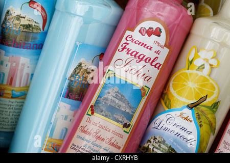 Bottiglie con la panna e il liquore alla fragola e limoncello per la vendita, l'isola di Ischia, Golfo di Napoli Campania Italia Meridionale Foto Stock