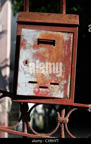 Rusty casella posta su una griglia di ferro, Isola d Ischia, Golfo di Napoli Campania Italia meridionale, Italia, Europa Foto Stock