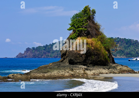 Vista delle formazioni rocciose a Manuel Antonio Beach, Parco Nazionale di Manuel Antonio, Costa del Pacifico centrale, Costa Rica Foto Stock