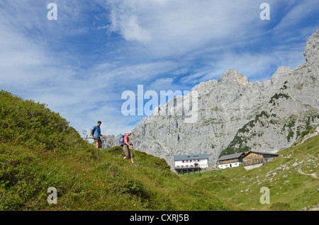 Gli escursionisti scalare una montagna, discendente in passato Klamml verso Gruttenhuette mountain lodge, Ellmauer Halt, montagna Wilder Kaiser Foto Stock