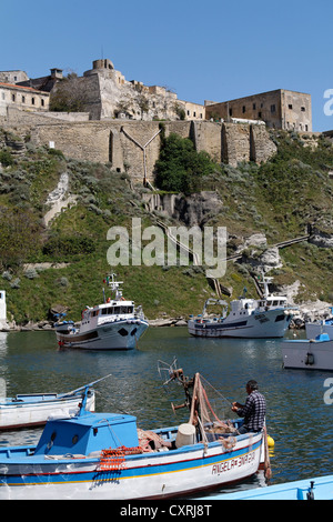 Porto dei Pescatori di Marina di Corricella con vedute del castello, Castello, Isola di Procida, il Golfo di Napoli, Campania Foto Stock