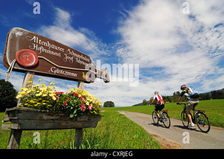 Paio di equitazione biciclette elettriche, Reit im Winkl, Chiemgau, Alta Baviera, Baviera, Germania, Europa Foto Stock