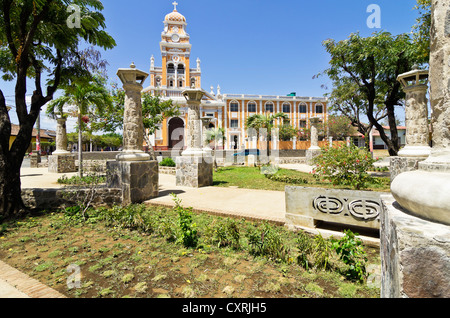 La Iglesia de Chiesa Xalteva con il parco Xalteva davanti, a Granada, fondata dagli Spagnoli nel 1524, Nicaragua america centrale Foto Stock