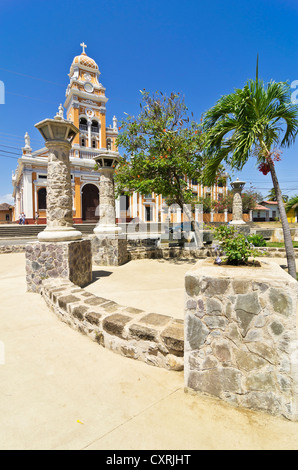 La Iglesia de Chiesa Xalteva con il parco Xalteva davanti, a Granada, fondata dagli Spagnoli nel 1524, Nicaragua america centrale Foto Stock