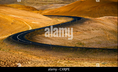 Curva sulla strada remoto, Islanda Foto Stock