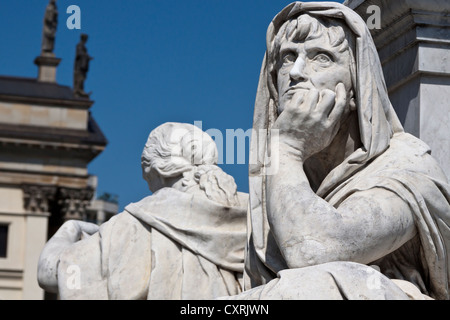 Statua del monumento a Schiller davanti alla sala da concerto nella piazza Gendarmenmarkt, Berlino, Germania, Europa Foto Stock