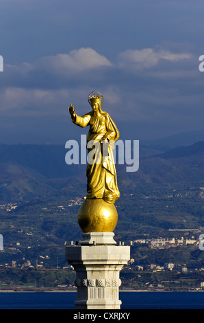 Ingresso del porto di Messina con la statua della Madonna della Lettera sulla Torre Campana, Italia, Europa Foto Stock