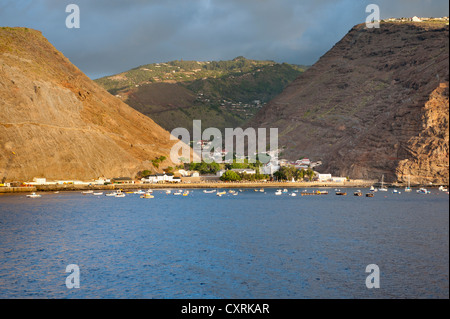 Jamestown il capitale di St Helena Island nel sud dell'Oceano Atlantico. Prese in prima serata dalla RMS St Helena Foto Stock