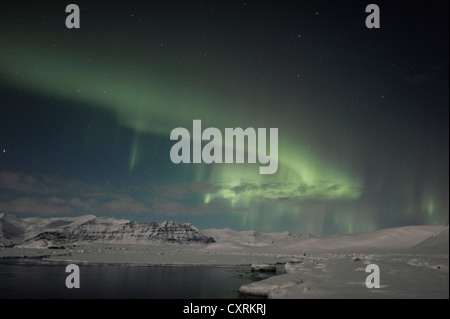 Green Northern Lights, Aurora Boreale, in una notte di luna di fronte al Joekulsárlón laguna glaciale Foto Stock