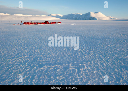 Campo in tenda su una coperta di neve glacier, Von Postbreen, Spitsbergen, Svalbard, Norvegia, Europa Foto Stock