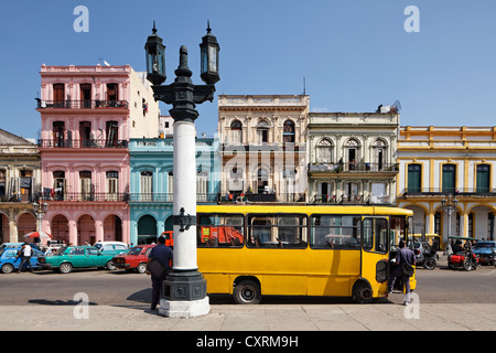 Street con fila di case, candelabri lanterna e un autobus gialli, Villa San Cristobal de La Habana, città vecchia, La Habana, Havana Foto Stock