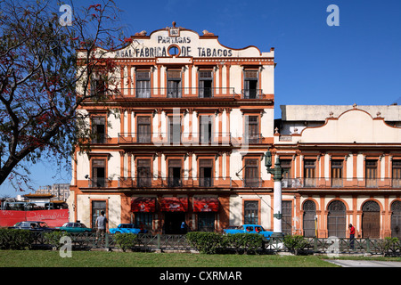 Più antica e la più famosa fabbrica di sigari di Avana, Real Fabrica de Tabacos Partagas, Classic Cars, Calle Industria Foto Stock