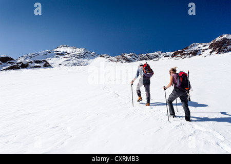 Escursionista durante la salita alla Hintere Eggenspitz montagna in Val d'Ultimo Gruensee sopra il lago, qui sul ghiacciaio Weissbrunnferner Foto Stock