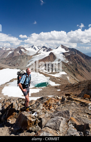 Escursionista durante la salita alla Finailspitz montagna in Val Senales attraverso la valle Tisental, Montagna Similaun Hintere e Foto Stock