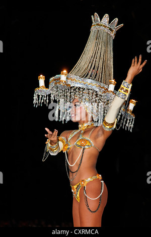 Ballerina con un lampadario illuminato sul suo capo, Tropicana open-air nightclub nel sobborgo di Marianao, La Habana, Havana Foto Stock