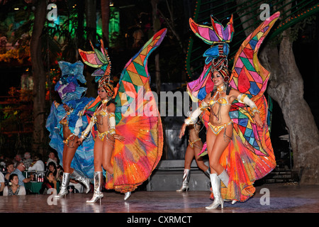 Ballerini presso il Tropicana open-air nightclub nel sobborgo di Marianao, La Habana, Avana, Villa San Cristobal de La Habana Foto Stock