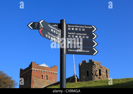 Il castello di Dover palina con le indicazioni per le attrazioni turistiche Foto Stock